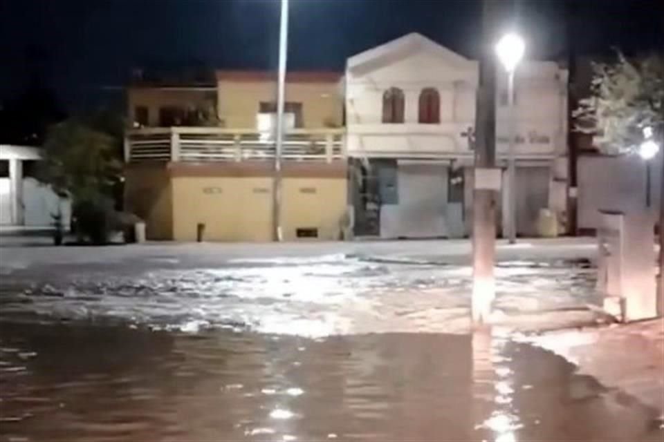 Vecinos grabaron el momento en el que calles y avenidas quedaron inundadas por la fuga.