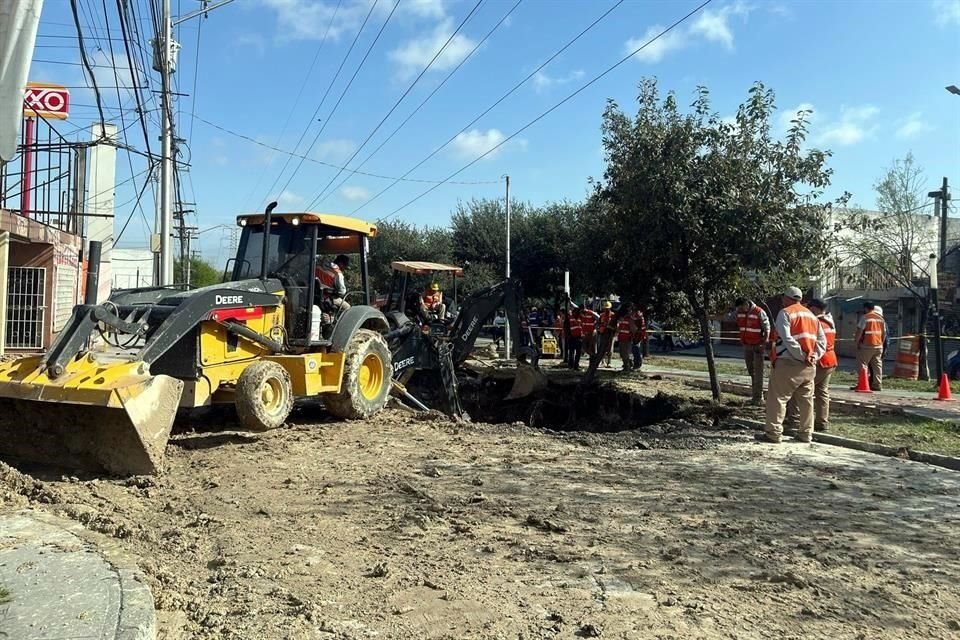 Trabajadores de AyD ya trabajan en la reparación de la tubería.