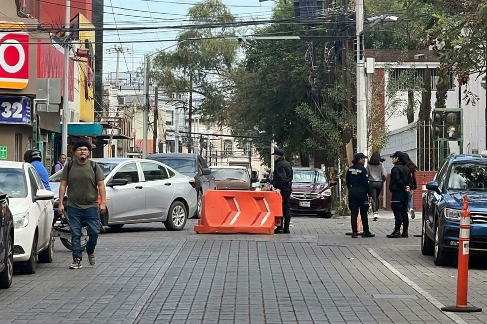 Ante la movilización, personal de Fuerza Civil cerró el paso de la calle Escobedo desde su cruce con Washington y hasta 5 de Mayo.