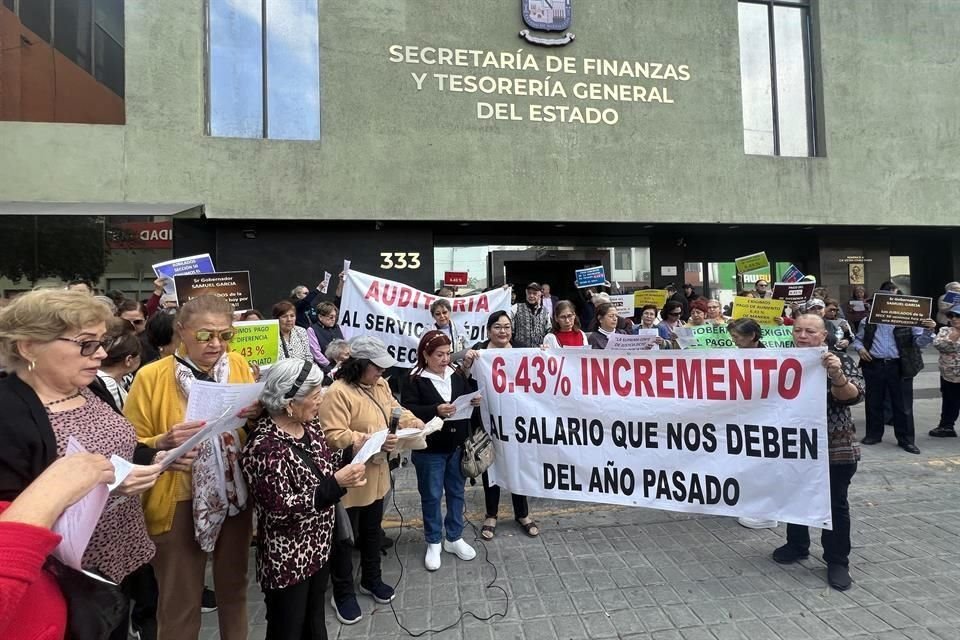 Con cánticos, los maestros pidieron al Gobernador Samuel García y al Tesorero Estatal, Carlos Garza escucharlos y atender sus demandas.