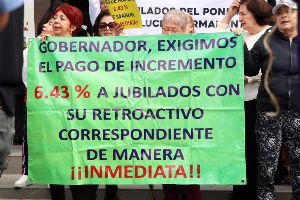 Con cánticos, los maestros pidieron al Gobernador Samuel García y al Tesorero Estatal, Carlos Garza escucharlos y atender sus demandas.