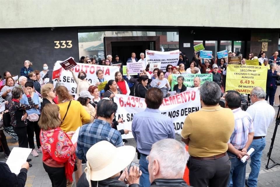 Con cánticos, los maestros pidieron al Gobernador Samuel García y al Tesorero Estatal, Carlos Garza escucharlos y atender sus demandas.