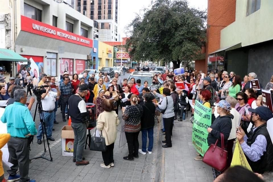 Con cánticos, los maestros pidieron al Gobernador Samuel García y al Tesorero Estatal, Carlos Garza escucharlos y atender sus demandas.