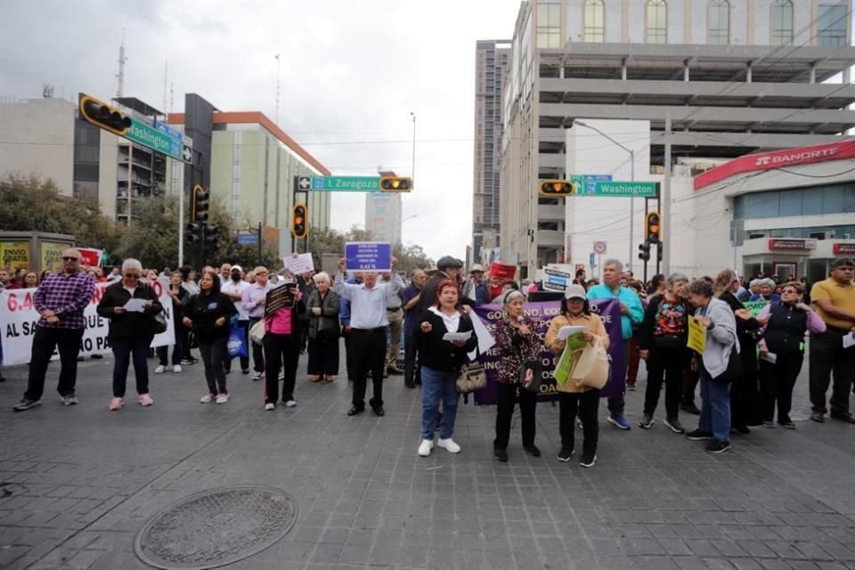 A las 11:30 horas, los maestros partieron a la calle Washington, en su cruce con Escobedo y Zaragoza para realizar bloqueos.