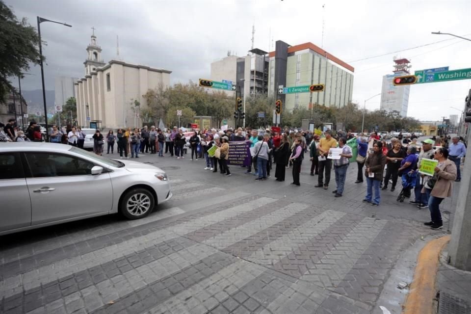 A las 11:30 horas, los maestros partieron a la calle Washington, en su cruce con Escobedo y Zaragoza para realizar bloqueos.