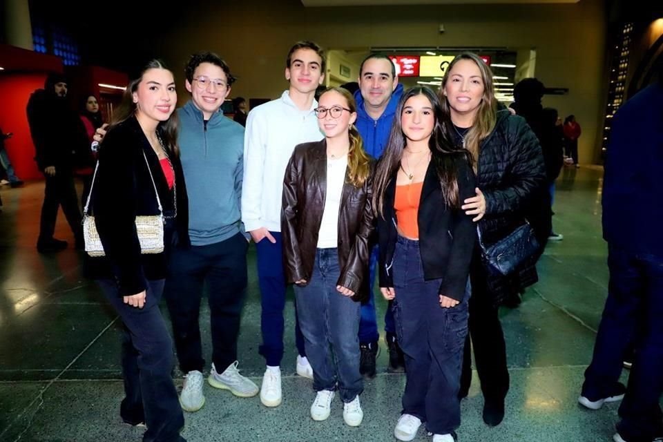 Silvana Prior, Alejandro Guzmán, Diego Piccolo, Cordelia Guzmán, Alejandro Guzmán, Valeria Guzmán y Daniela Benavides