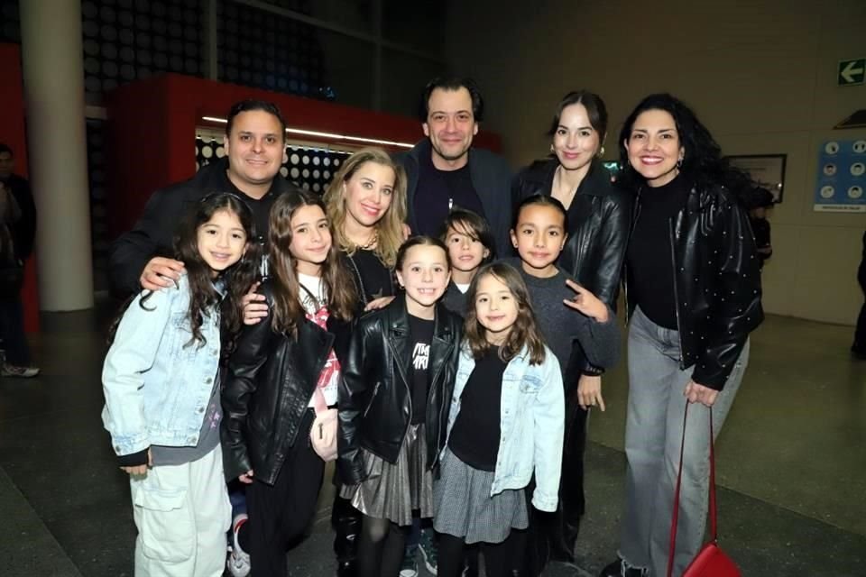 Aldo Martínez, Denisse Villarreal, Gabriel Quijano, Cecilia López, Alma Elizondo, Carlota Quijano, Victoria Martínez, Eugenia Martínez, Gael Quijano, María Díaz y Rafael Quijano