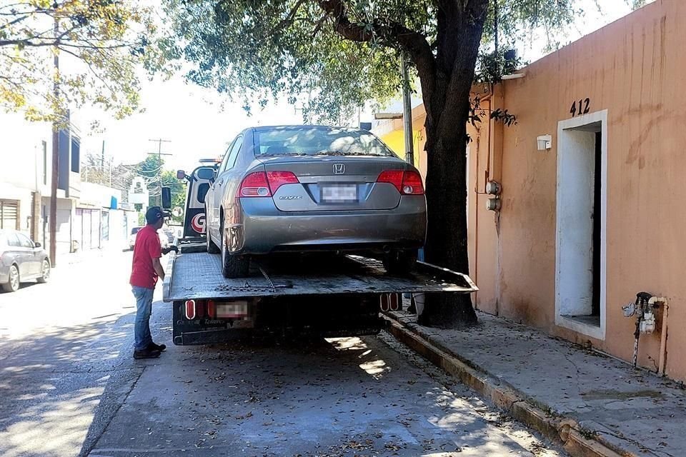 Algunos autos abandonados fueron llevados al corralón en el Casco de San Pedro.