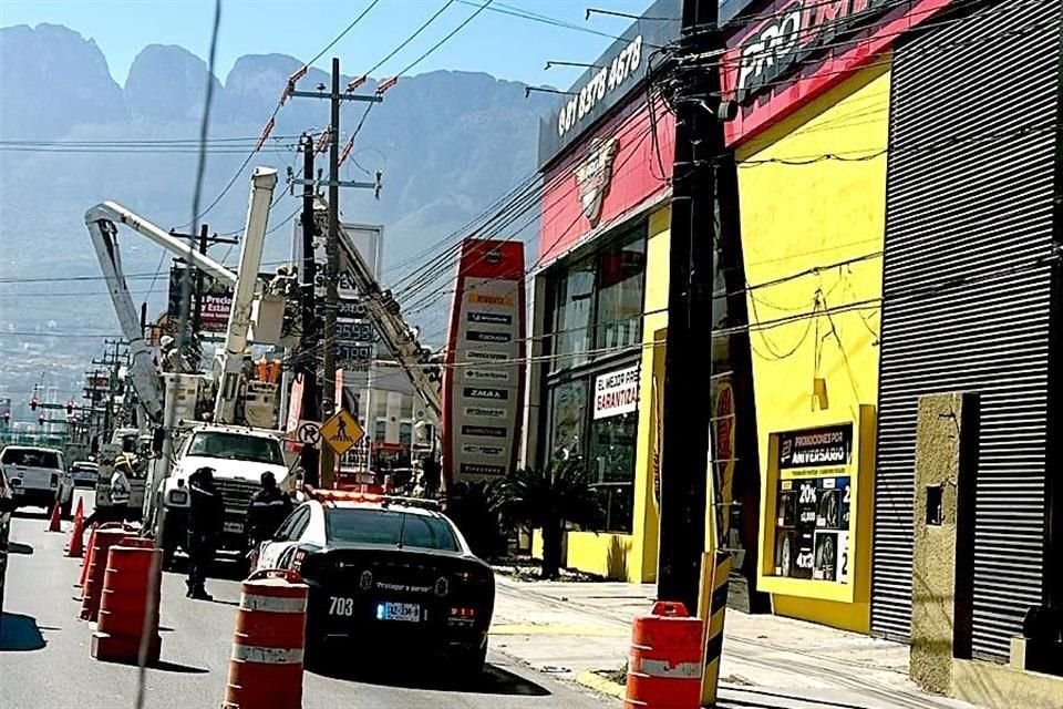 Trabajadores de CFE retiraron el poste en mal estado.