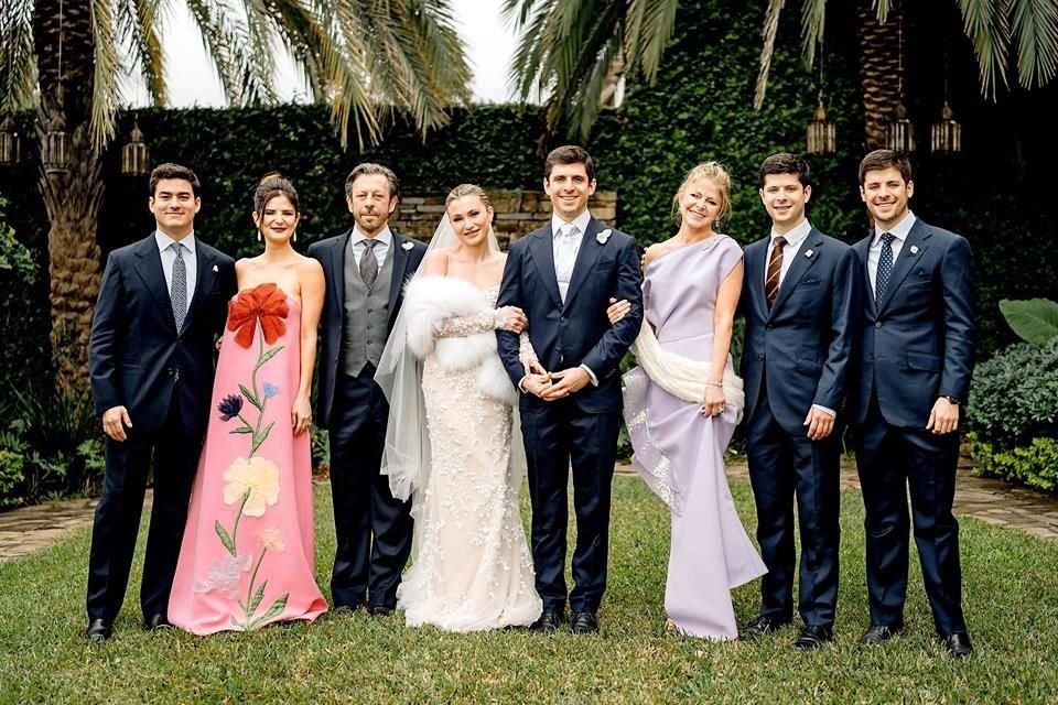 FAMILIA DEL NOVIO. Eugenio Fernández Garza, Andrea Ayala de Fernández, Alonso Ayala Grimaud, los novios, Gabriela Roche de Ayala, Íñigo Ayala Roche y Cristóbal Ayala Roche