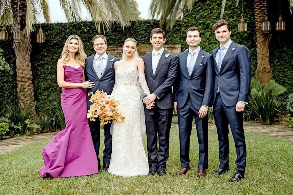 FAMILIA DE LA NOVIA. Clarissa Cadena de Garza, Amador Garza Quiroga, los novios, José Pablo Garza Cadena y David Garza Cadena