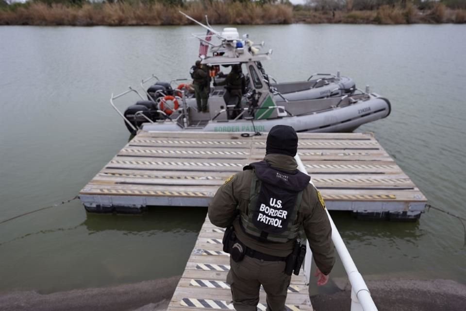 Agentes de la Patrulla Fronteriza se preparan para patrullar el río Grande el 13 de febrero.