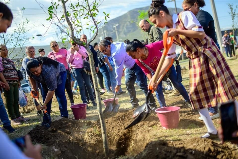 El Municipio de Escobedo informó que en esta jornada de reforestación se sembraron especies nativas.