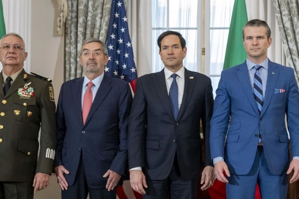 El Secretario de Defensa Nacional de México, el titular de SRE de México, el secretario de Estado, Marco Rubio, y el secretario de Defensa, Pete Hegseth, posan en el Departamento de Estado.