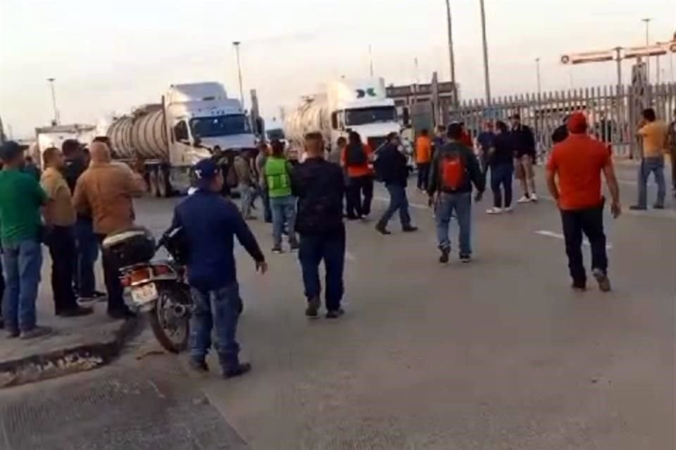 Los inconformes bloquearon el acceso a los patios de exportación de la Aduana de Reynosa.