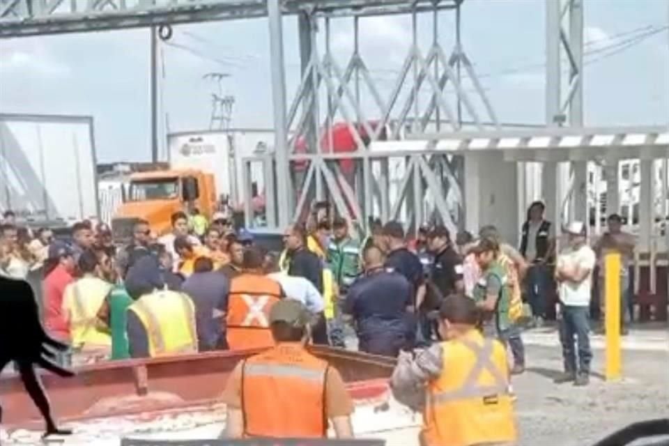 Inconformes por la lentitud de las revisiones en la Aduana de Nuevo Laredo, choferes de tractocamiones bloquearon totalmente los accesos del Puente Internacional III.