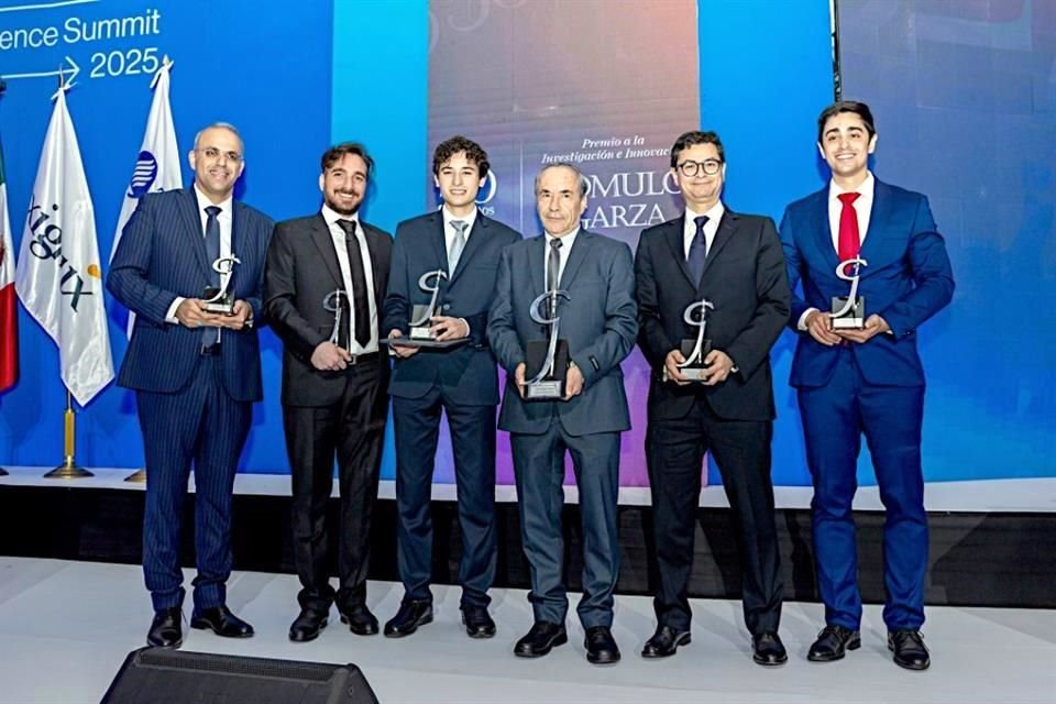 Los ganadores: Mostafa Hajiaghaeikeshteli (izq. a der.), Ali Zahedi; Mauricio Villarreal Rodríguez, Ismael Aguilar Barajas, Edgar Arturo Barroso Merino, y César Daniel Pizarro Bermúdez.