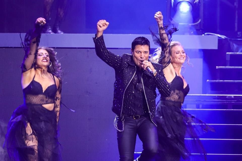 Chayanne puso a 18 mil fans al borde del delirio con su energía en el Palacio de los Deportes.