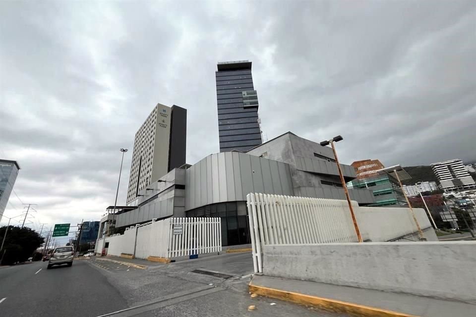 El C2 de Valle Oriente funciona como un edificio de seguridad que cuenta con celdas y oficinas para realizar trámites.