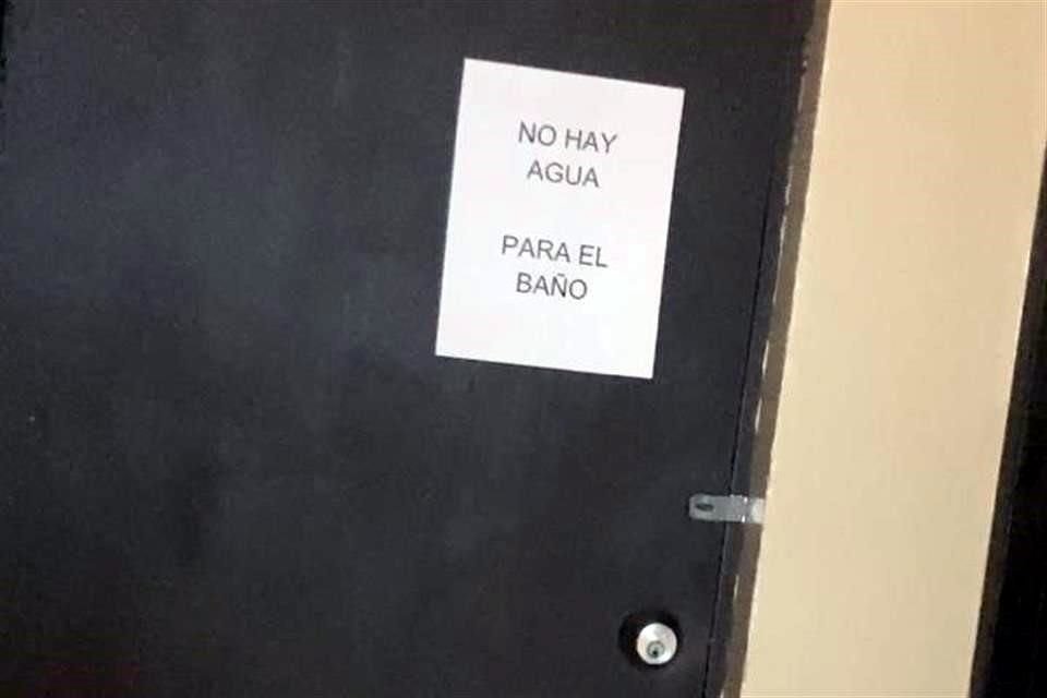 En las puertas de los baños, empleados colocaron mensajes de que no hay agua.