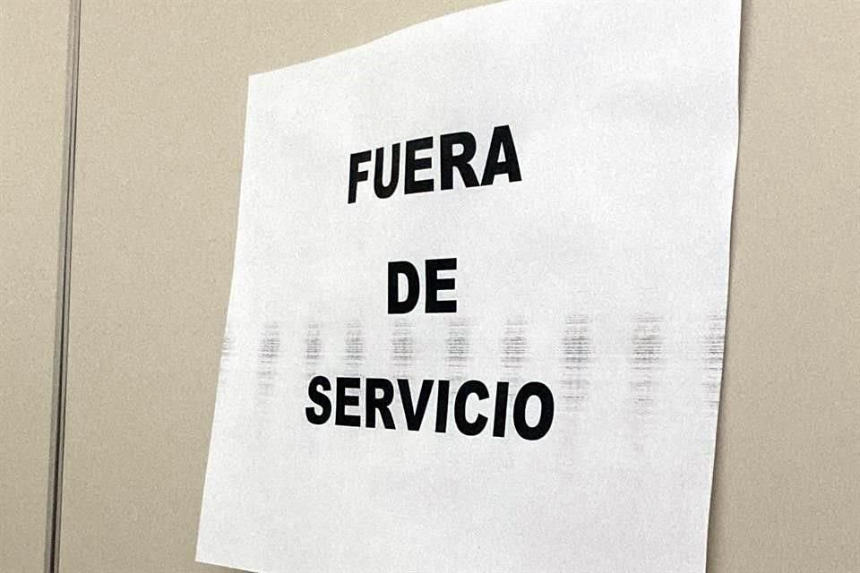 En las puertas de los baños, empleados colocaron mensajes de que no hay agua.