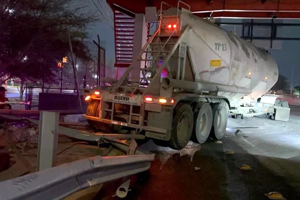 Por el accidente, el puente peatonal quedó inhabilitado.