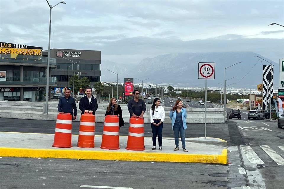 El Alcalde Adrián de la Garza encabezó el retiro de trafitambos en las laterales de la rotonda que fue abierta.