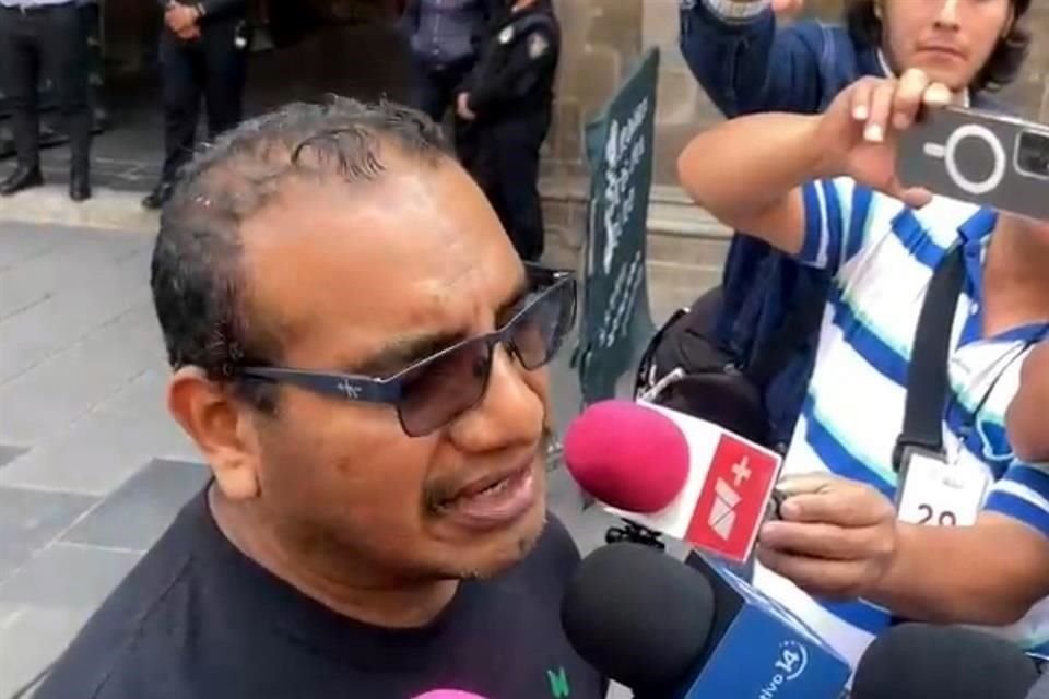 Vidulfo Rosales, representante de legal los de padres los 43 normalistas de Ayotzinapa, tras salir de la reunión con la Presidenta Claudia Sheinbaum.