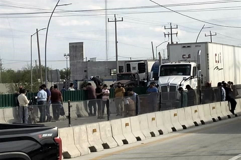 El bloqueo se realiza a manera de protesta por parte de los conductores tras los largos tiempos de espera que tienen que tomar para atravesar hacia Estados Unidos.