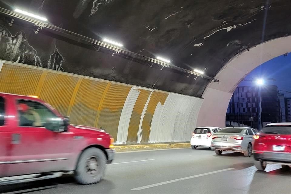   La pared del Túnel con dirección a San Pedro ya fue cubierta en su totalidad de pintura color blanco.