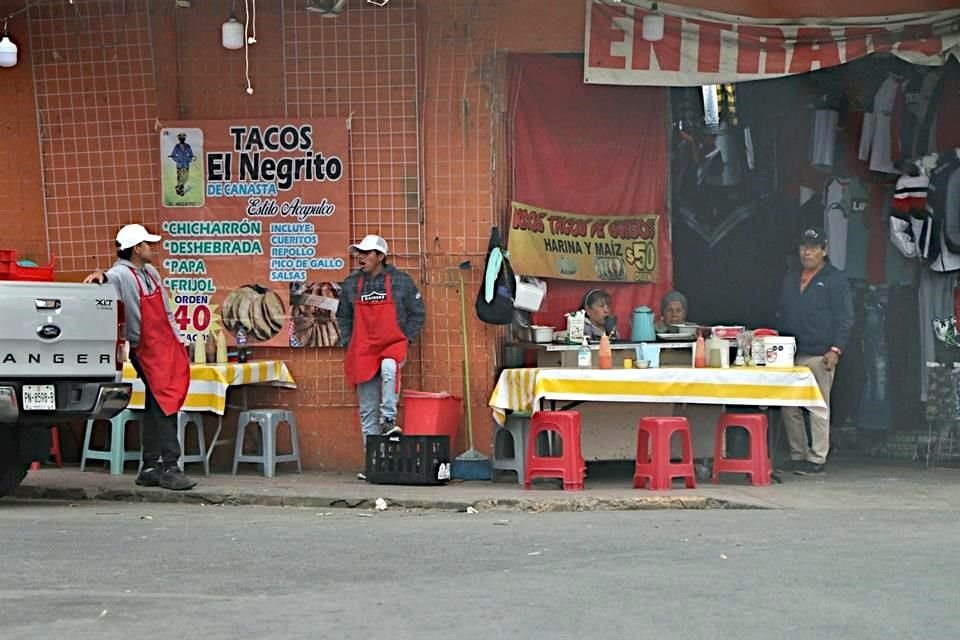  Los informales se apoderan de cajones de estacionamiento y banquetas de la zona.