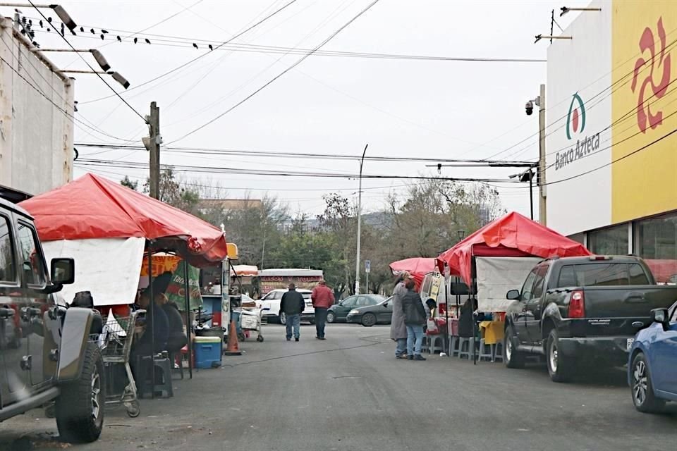  Los informales se apoderan de cajones de estacionamiento y banquetas de la zona.