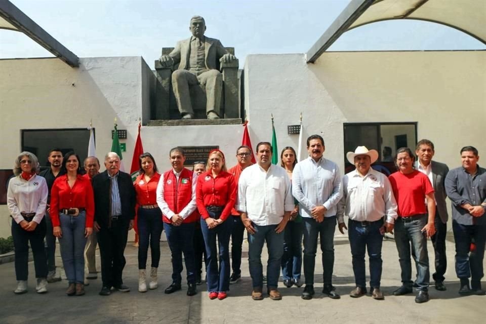 La guardia de honor se dio frente al busto del fundador y ex Presidente de México, Plutarco Elías Calles. 