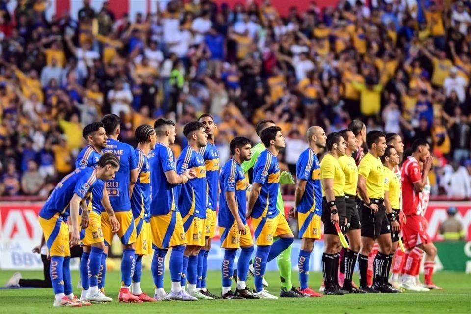 Jugadores de Tigres durante la ceremonia de la Liga MX, previa al partido.