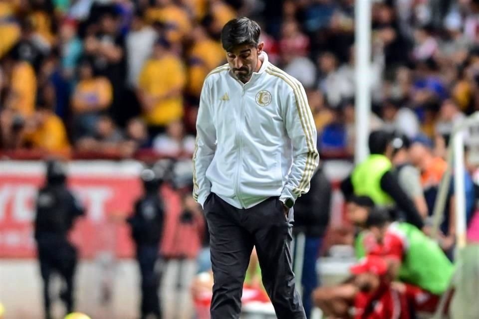 Veljko Paunovic, salió muy pensativo a la cancha del estadio del Necaxa.