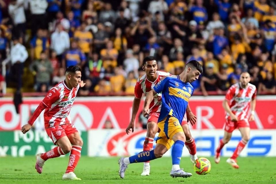 Juan Brunetta (con el balón) volvió a ser el hombre importante en la ofensiva de Tigres.