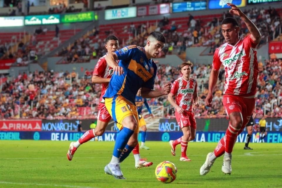 Brunetta (izq.) marcó el primer gol de Tigres a los 53 minutos.