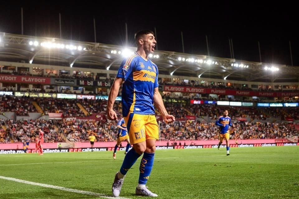 Juan Brunetta celebra el gol que abrió el camino del triunfo para Tigres.