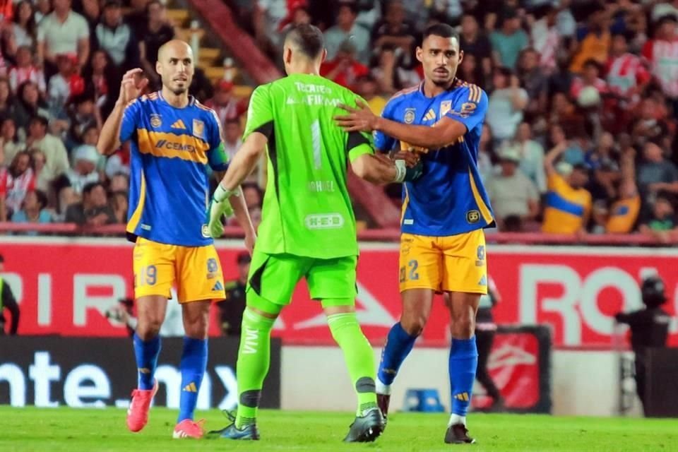 Al final del partidos, Nahuel Guzmán le celebró la victoria a la afición del Necaxa y lo expulsaron.