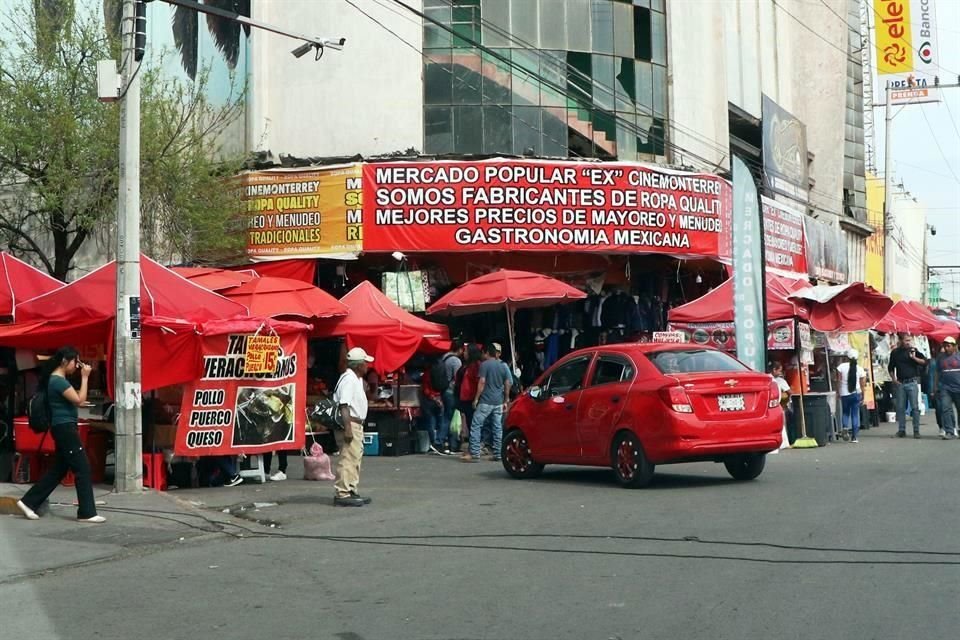  Los toldos y puestos se apoderaron de las banquetas aledañas a la Alameda, en el Centro de la Ciudad.