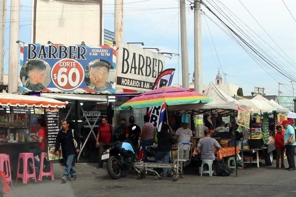  Los toldos y puestos se apoderaron de las banquetas aledañas a la Alameda, en el Centro de la Ciudad.