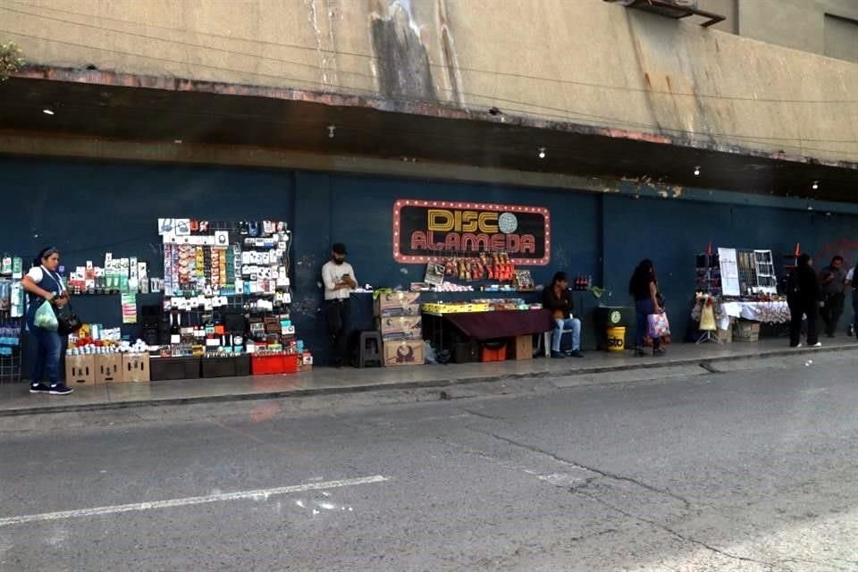  Los toldos y puestos se apoderaron de las banquetas aledañas a la Alameda, en el Centro de la Ciudad.