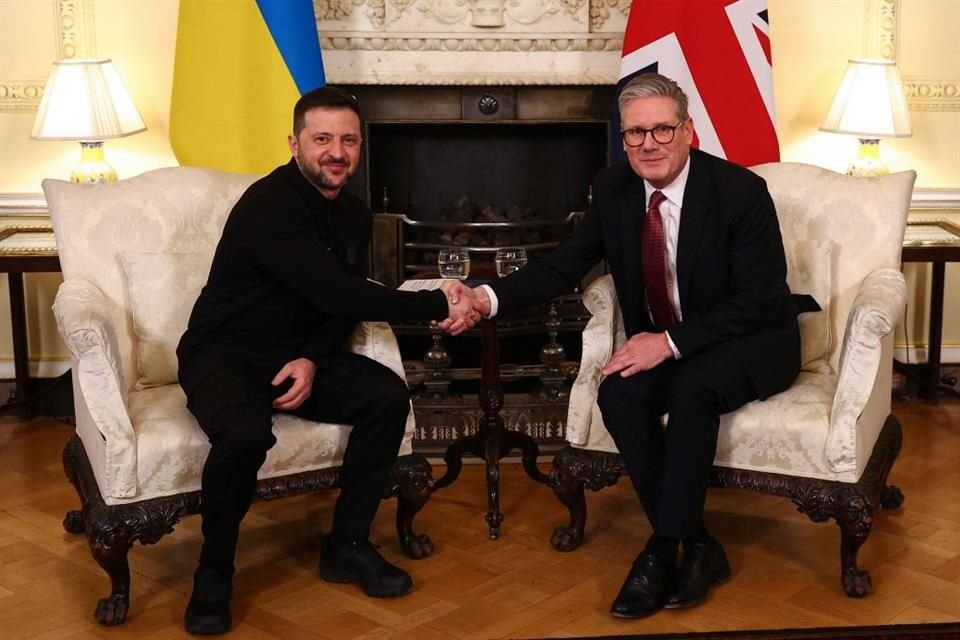 El Primer Ministro de Gran Bretaña, Keir Starmer (Der) se reunió en Londres con el Presidente de Ucrania, Volodymyr Zelensky (Izq).