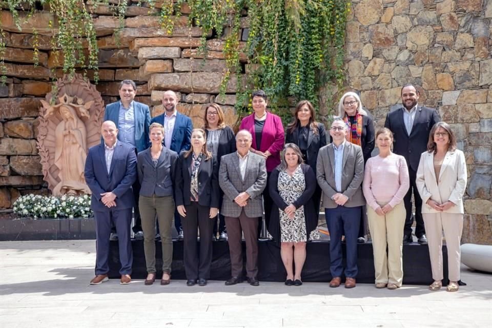 Directivos de la UDEM y representantes de distintas universidades del mundo que participaron en el International Advisory Board for Students Affairs.