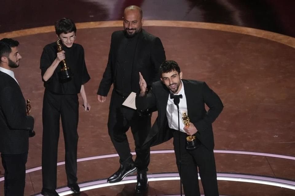 Durante la entrega del premio, los cineastas Yuval Abraham, Basel Adra, Hamdan Ballal y Rachel Szor hicieron un enérgico llamado a la paz.