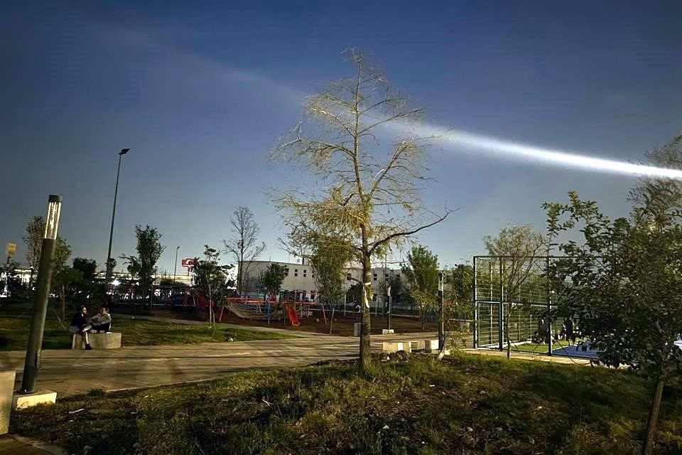 Vecinos denunciaron que por la oscuridad del parque se han incrementado los asaltos.