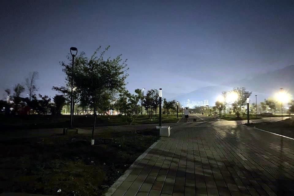 A dos meses de que entró en funcionamiento, el Parque Libertad sólo tiene algunas lámparas funcionando.