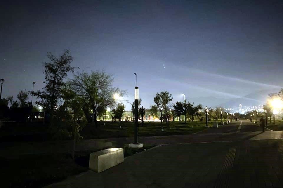 Los vecinos exigieron que se amplíe la iluminación a todo el parque y no sólo por la visita estatal.