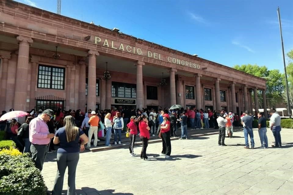 Los docentes llegaron hasta el Congreso del Estado.