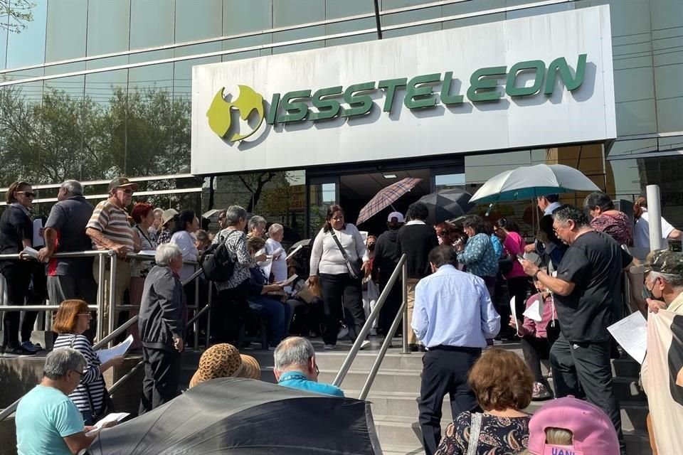 Los maestros jubilados protestaron afuera del Isssteleón.